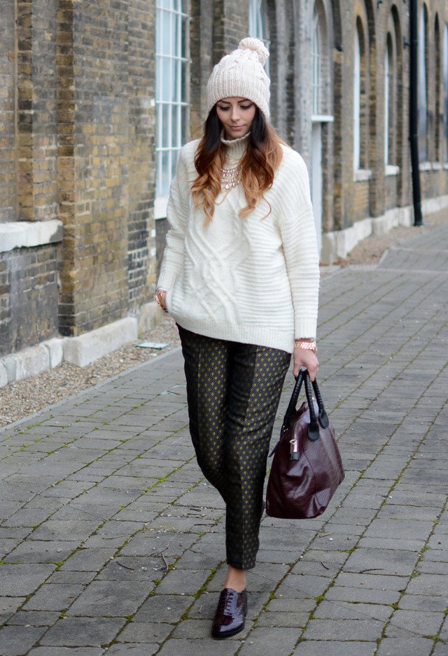 Beautiful Winter Outfit Idea with Knitted Hat