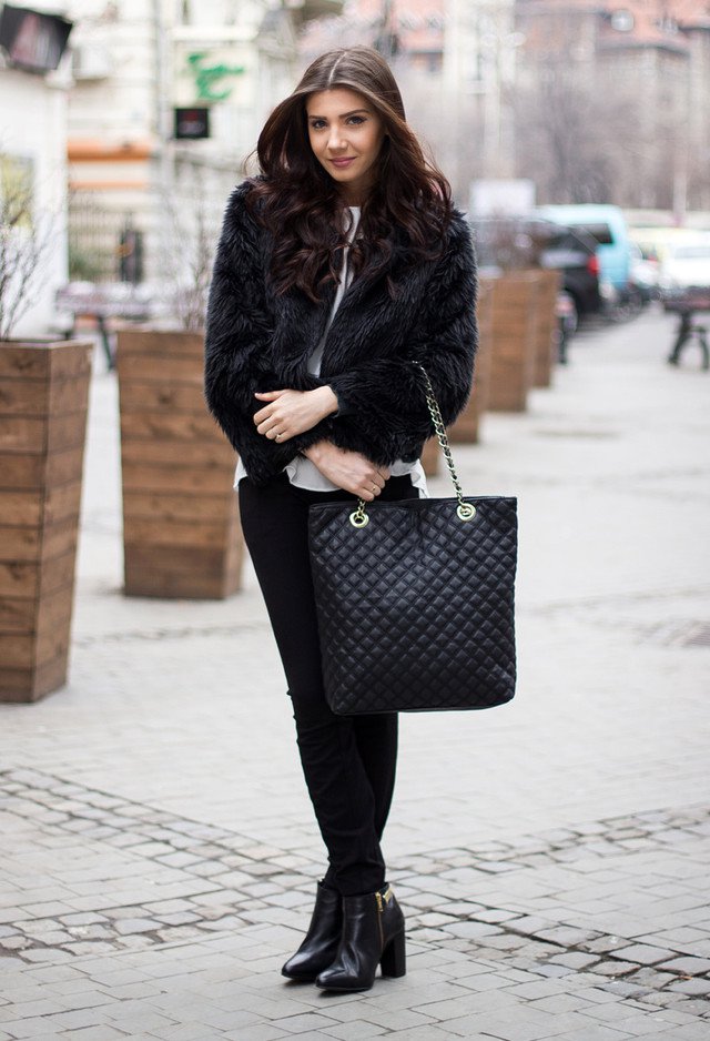 Casual Black Outfit Idea with Fur Coat