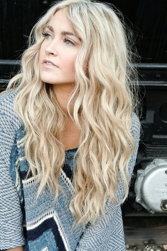 Charming Long Wavy Hairstyle for Blond Hair