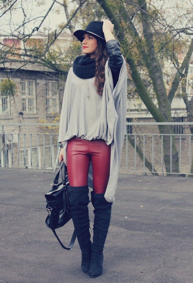 Chic Fall Outfit Idea with A Scarf