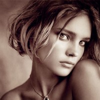 Fashionable Short Wavy Hairstyle