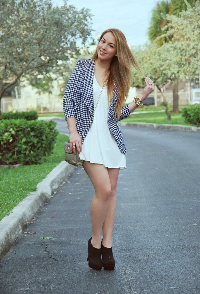 Hot Plaid Blazer Outfit Idea for Young Women