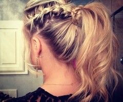 13 splendide acconciature a coda di cavallo per capelli ricci