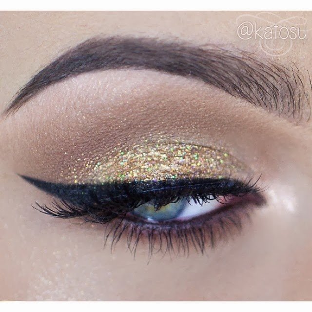Gold Shimmer Eye Makeup Idea