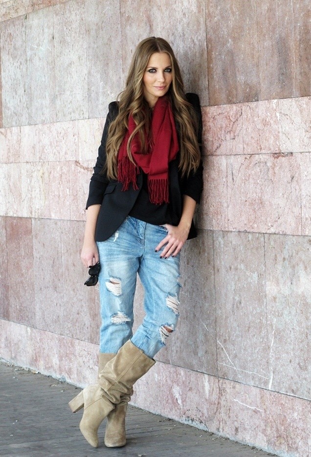Ripped Jeans Outfit Idea for Winter