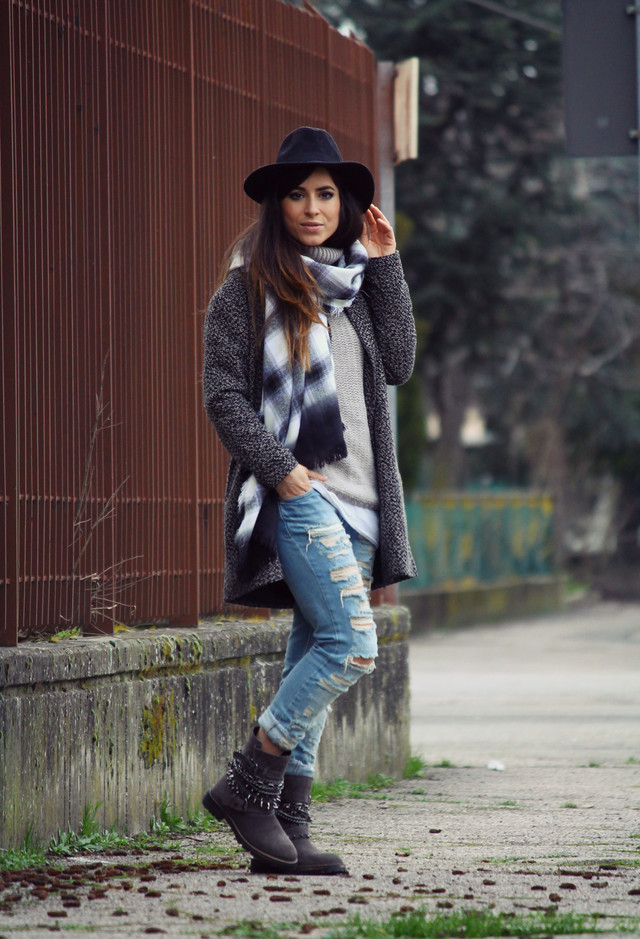 Ripped Jeans Outfit for Winter 2015