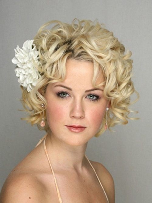 Beautiful Bridesmaid Hairstyle for Short Blond Hair