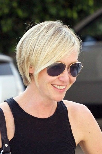 Portia de Rossi Short Blond Hairstyle with Layers