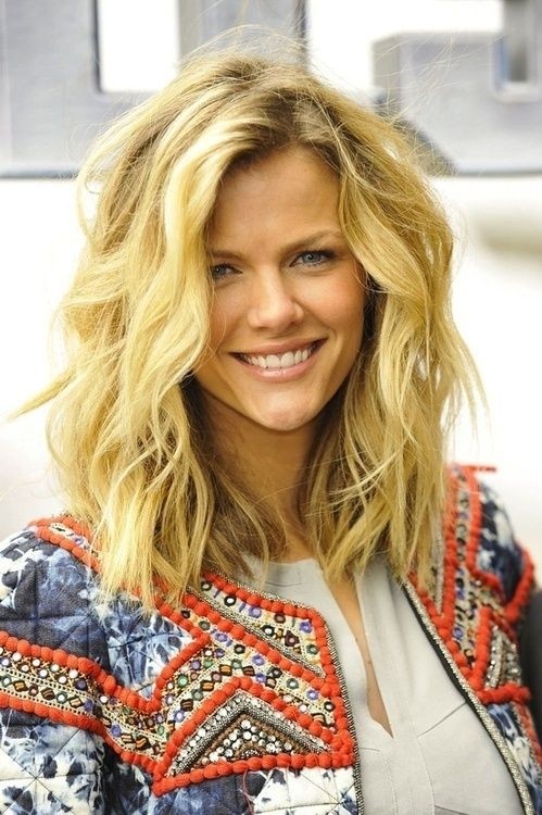 Tousled Medium Layered Hairstyle for Thick Hair
