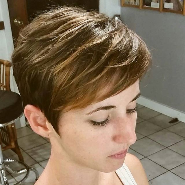 21 Flattering Pixie Haircuts For Round Faces