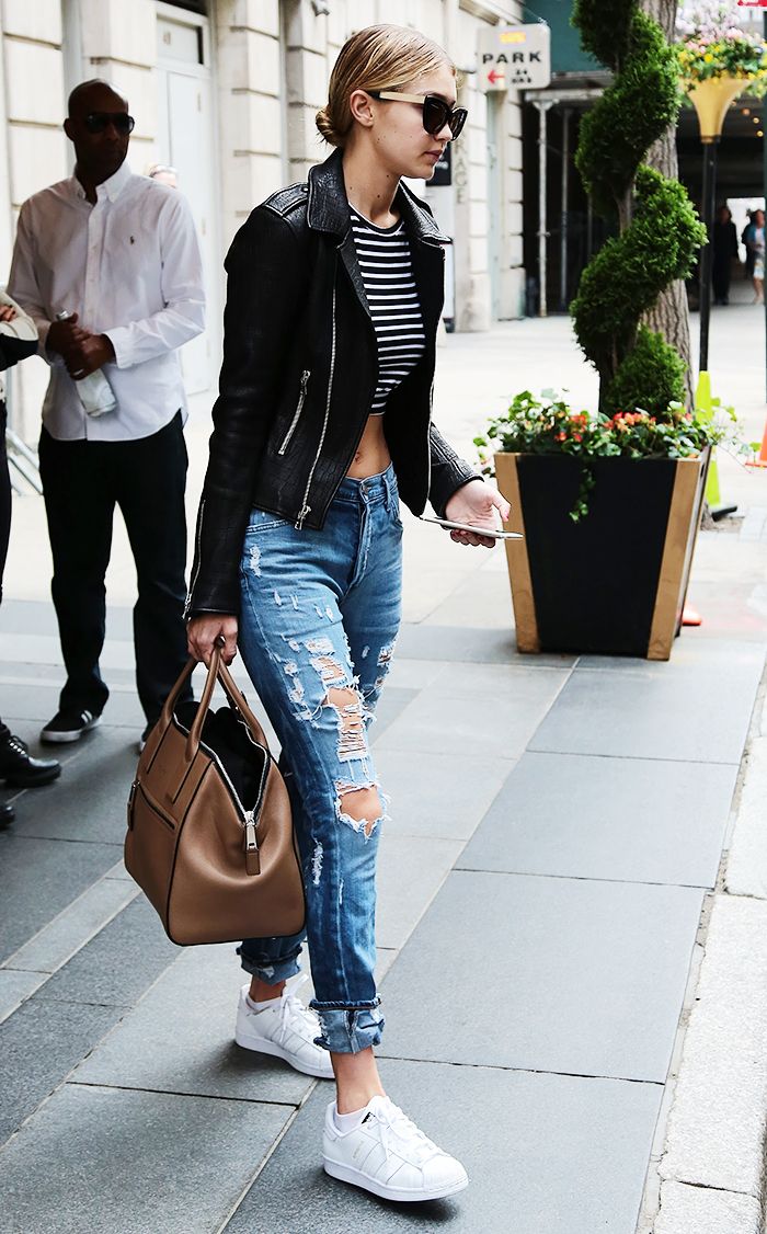 ripped jeans outfit with sneakers