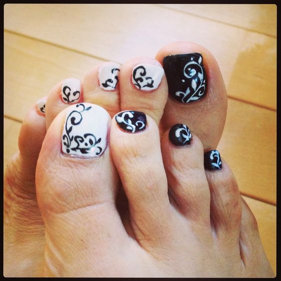 Black and White Toe Nails via