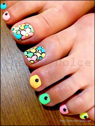 Colorful Toe Nails via