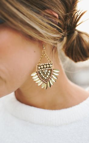 How to Choose the Right Jewelry For Any Outfit How to Choose the Right Jewelry For Any Outfit