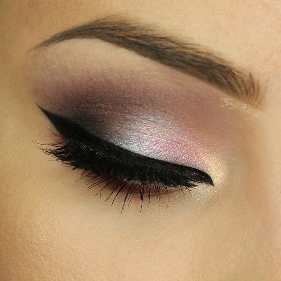How to Use Makeup to Make Your Face Look Thinner How to Use Makeup to Make Your Face Look Thinner