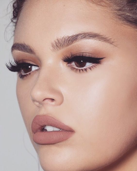 7 Ways to Keep Your Lips From Drying Out 7 Ways to Keep Your Lips From Drying Out