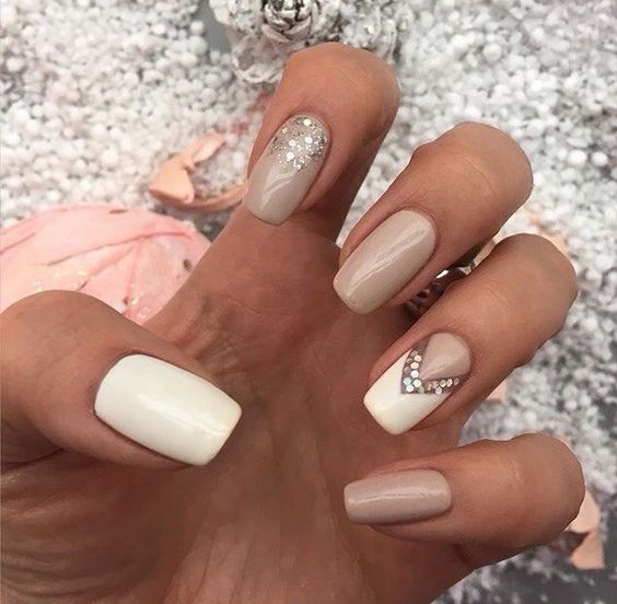 beige-and-white-nails via