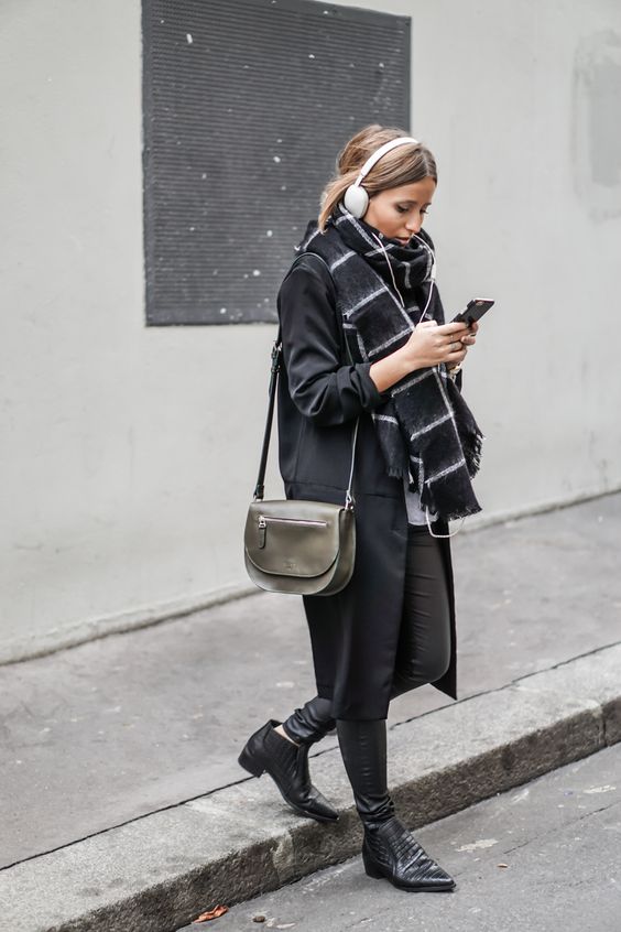black-outfit-with-tartan-scarf via