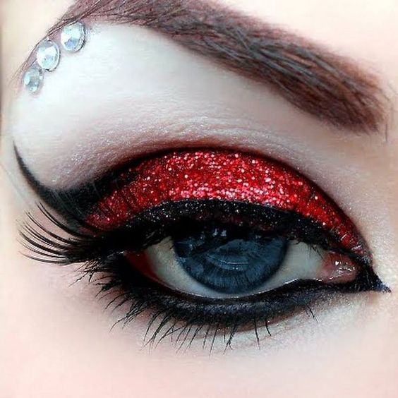 red-glitter-eye-makeup via
