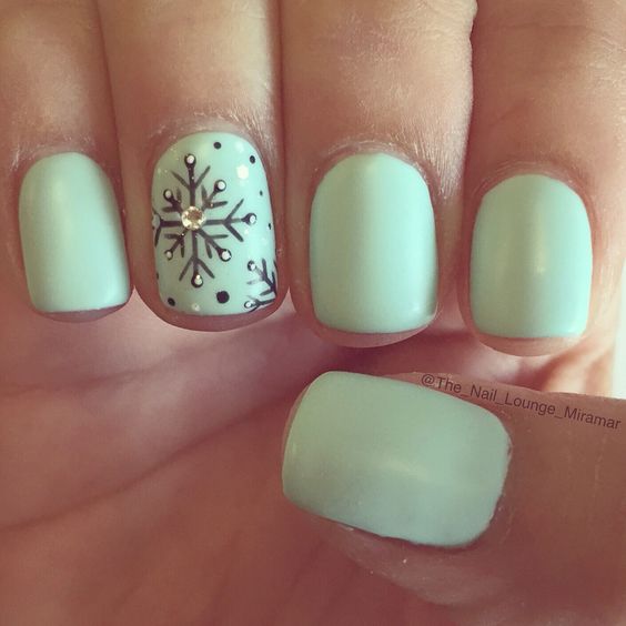 mint-nails-with-snowflakes via