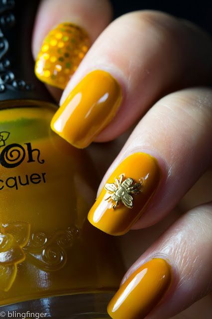 mustard-nails-with-a-cute-bee via