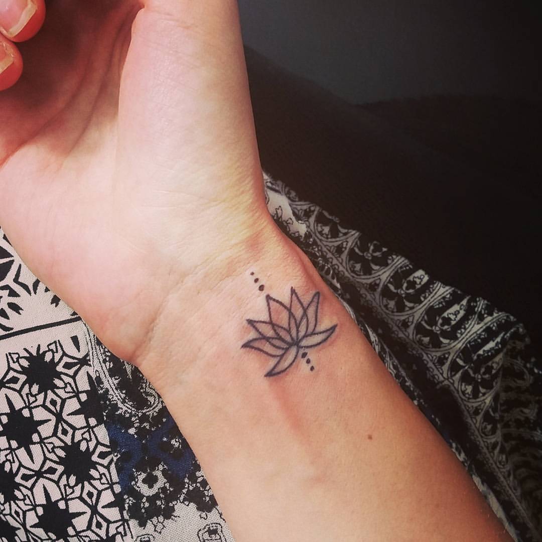 25 Cute Small Feminine Tattoos for Women - Tiny Meaningful Tattoos