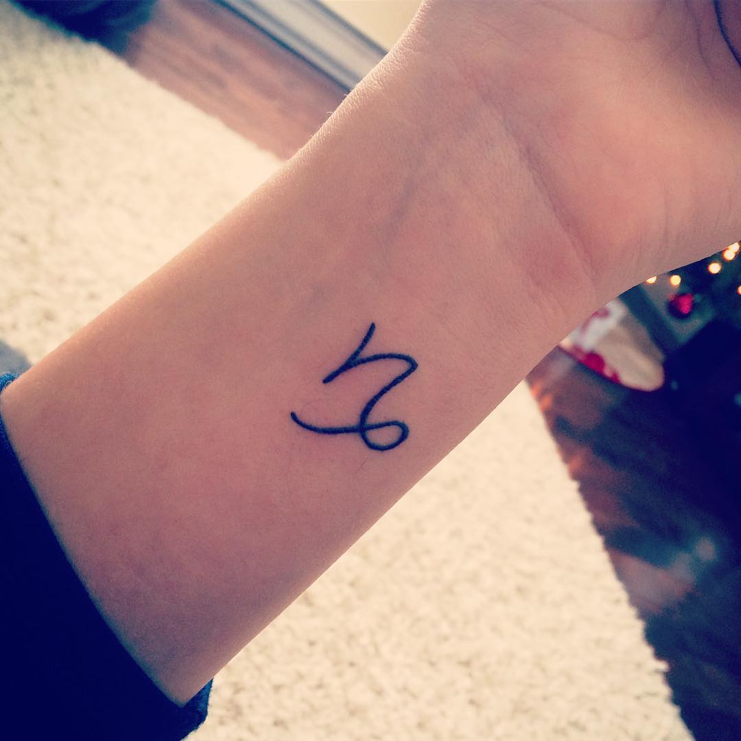 25 Cute Small Feminine Tattoos for Women - Tiny Meaningful Tattoos