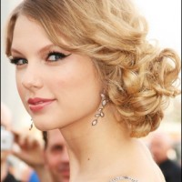 Taylor Swift: Chignon Hairstyle