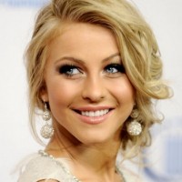 Long Wavy Hairstyle for Round-shaped Women