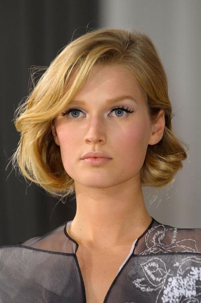 Blond Short Wavy Bob Hairstyle