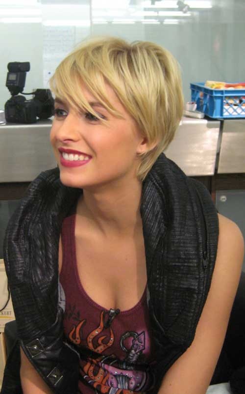 Casual Chopped Short Blond Hairstyle