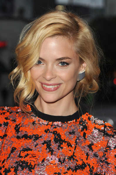 Jaime King Short Hairstyles: Elegant Side-parted Bob with Curly Fringe