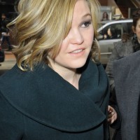 Julia Stiles' Short Curly Hairstyle: Shiny and Soft