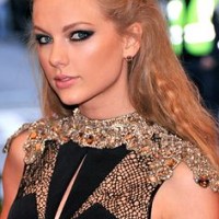 Taylor Swift Hair - Long Crimped Hairstyle