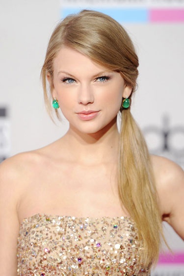 Taylor Swift Hair - Side Ponytail Hairstyle