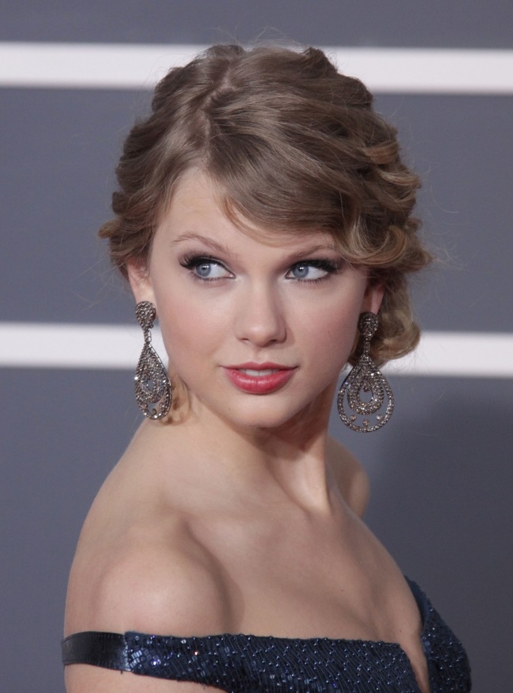 Taylor Swift Hair - Up-do Hairstyle