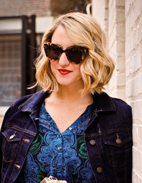 Cool Stylish Short Blonde Curly Bob Hairstyle: Side Parting
