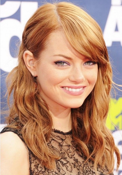 Emma Stone Hairstyles: Side-parted Cute Medium Curls