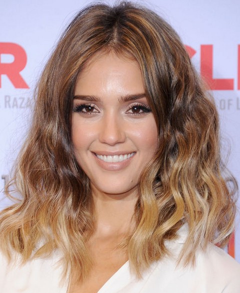 Jessica Alba Hairstyles: Vivacious Blunt Wavy Haircut