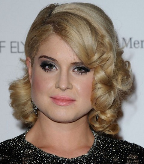 Kelly Osbourne Hairstyles: Elegant Medium Curls