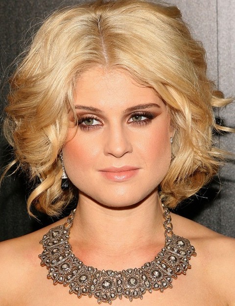 Kelly Osbourne Hairstyles: Glamorous Center-parted Wavy Haircut