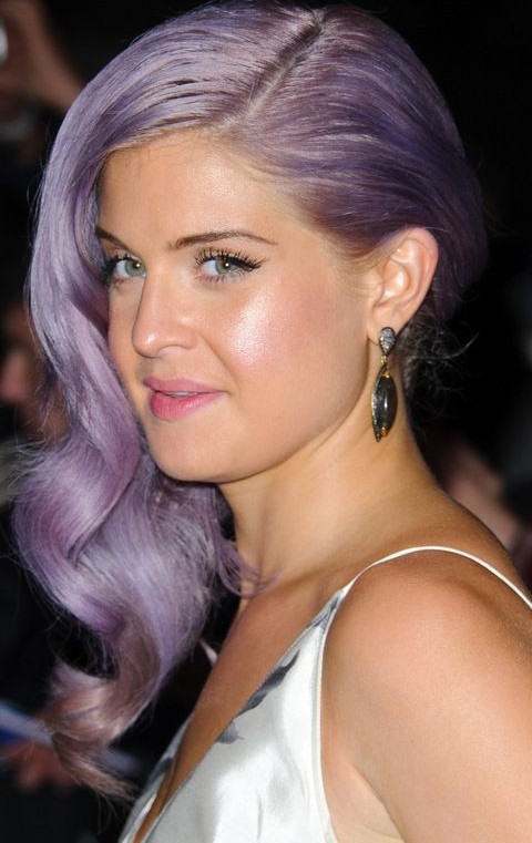 Kelly Osbourne Hairstyles: Lavander Side-parted Long Curls