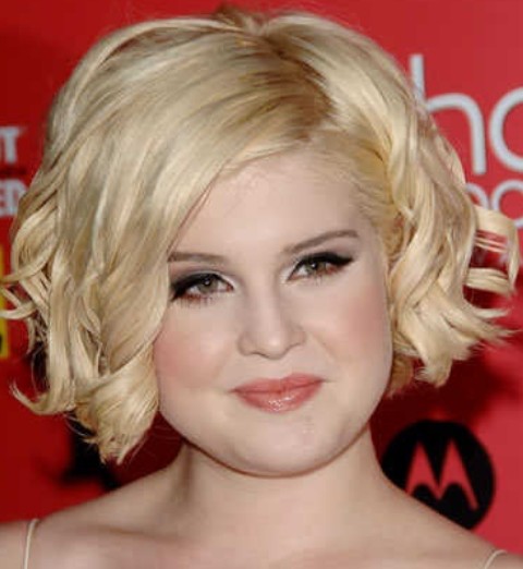 Kelly Osbourne Hairstyles: Side-parted Short Wavy Haircut