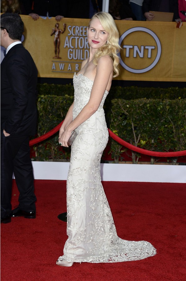 Naomi Watts: Strapless White Lace Mermaid Gown by Marchesa