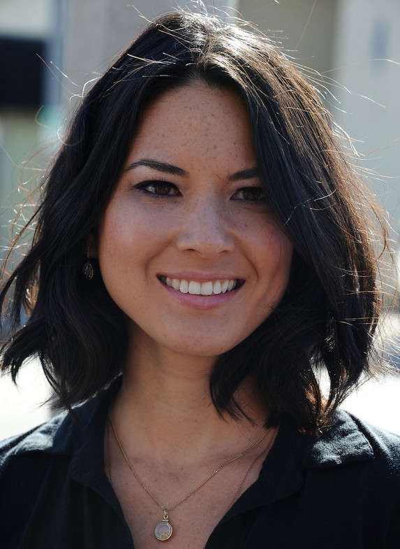 Olivia Munn Hairstyle: Mid-Length Haircut for Sunny Days