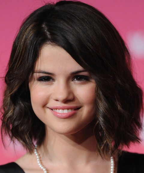 Selena Gomez Hairstyles：Cool Medium Wavy Haircut for Women
