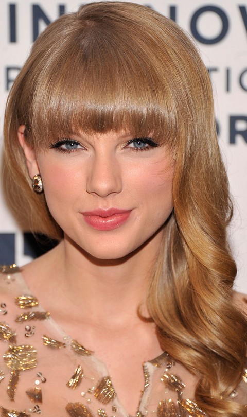 Taylor Swift Hairstyles: Pretty Loose Curls with Bangs