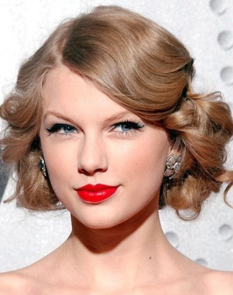 Taylor Swift Hairstyles: Vintage Medium Curls for Mature Women