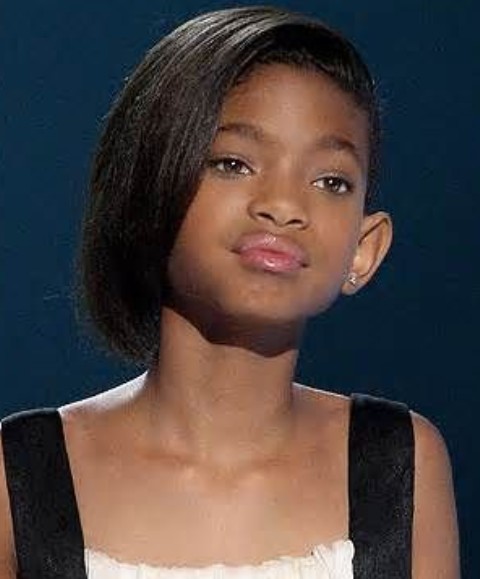 Willow Smith Hairstyles: Lovely Side-swept Straight Haircut