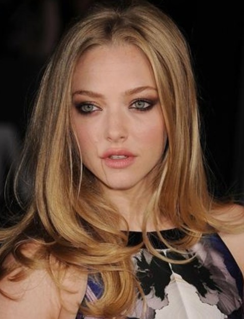 Amanda Seyfried Hairstyles: Adorable Long Wavy Haircut